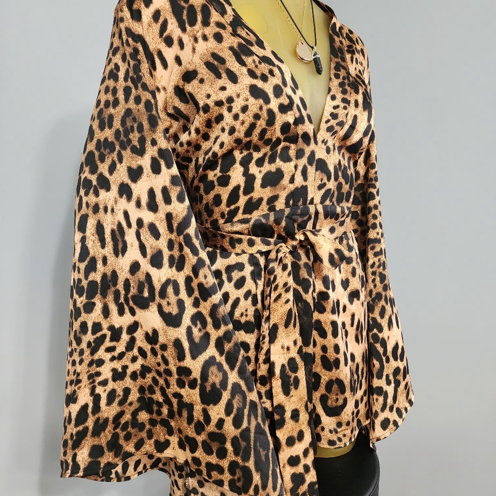 Leopard Print Kimono Top. FASHION NOVA .SIZE M.  A2